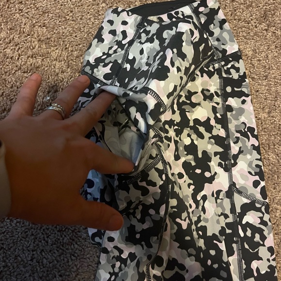 Victoria’s Secret sport leggings - size small - Picture 2 of 4